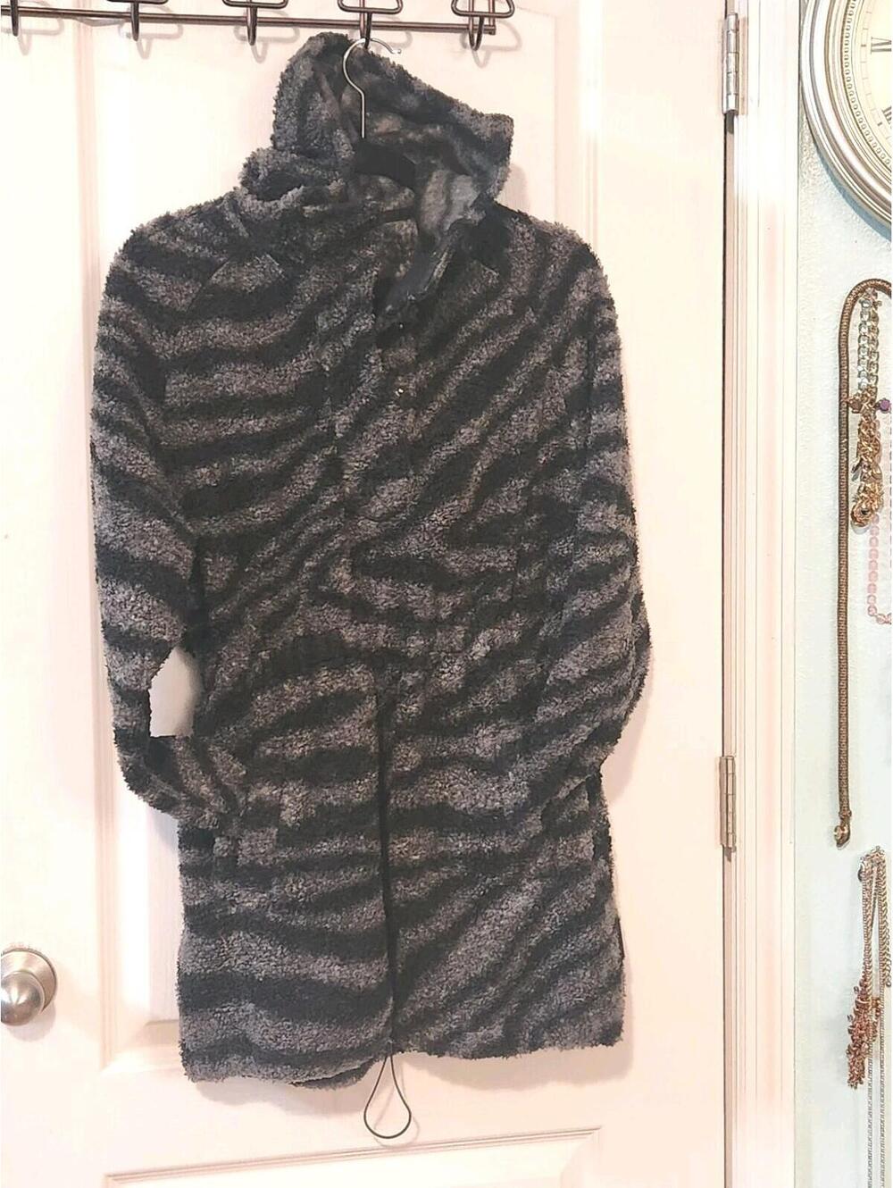 Varley Women's Whitfield Pullover Jacket. Size XS. Gray N Black